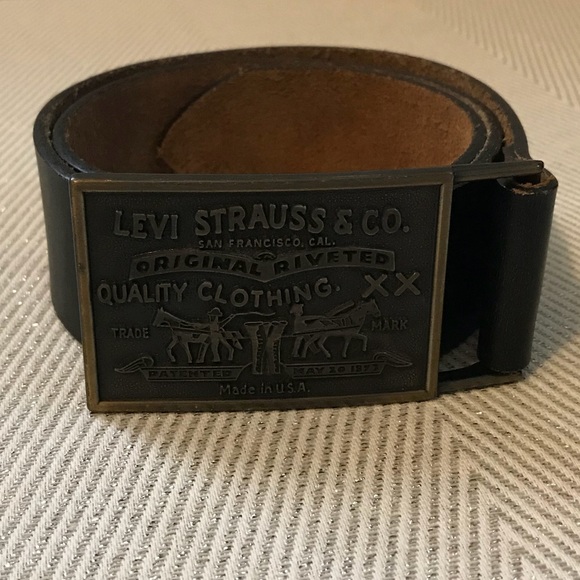 levi's men's leather belt with plaque buckle